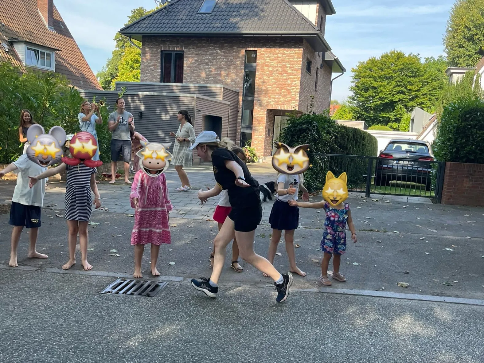 Anna und Kinder am Rand. Anna und Kinder am Rand.