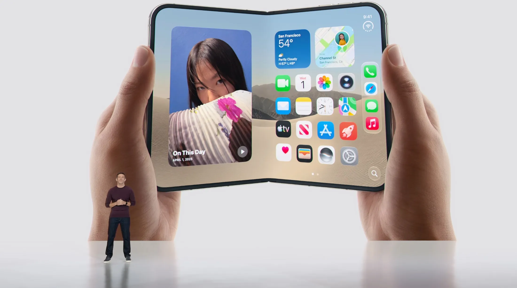 Das geöffnete iPhone Duo mit zwei gleichzeitig genutzten Bereichen auf dem 7,6-Zoll-Innendisplay.