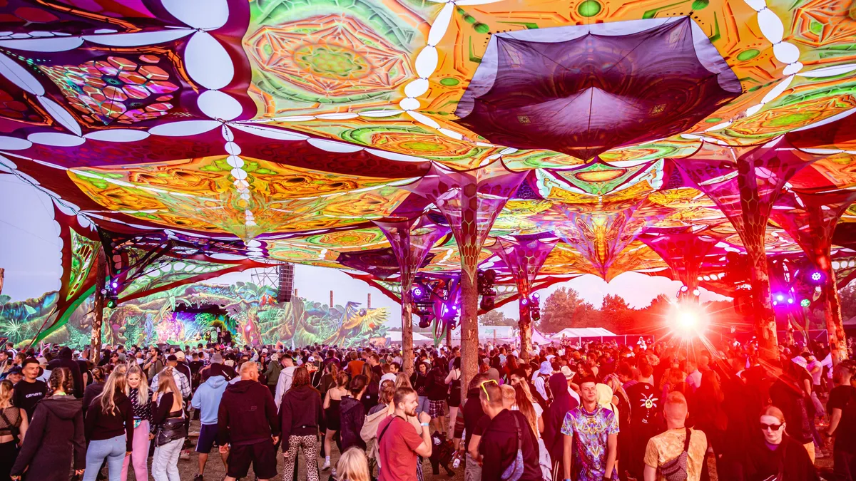 Publikum unter dem bunten Sonnensegel an der Psytrance-Stage bei Love Explosion 2023