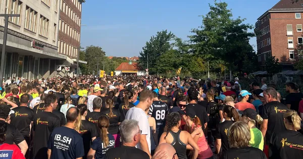 Läufer beim Stadtwerke Lübeck Marathon in der Altstadt.