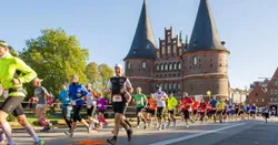 Läufer beim Stadtwerke Lübeck Marathon in der Altstadt.