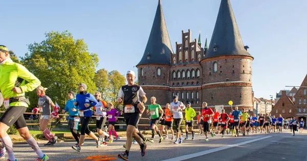 Läufer beim Stadtwerke Lübeck Marathon in der Altstadt.